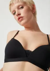 Узкий бюстгальтер с треугольными чашками "Cotton Lace Essentials", чашка A–C Skiny, черный