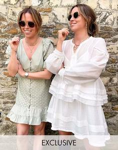 Мини-платье на пуговицах с оборкой на плече, выполненной в технике шитья Labelrail, шалфейный