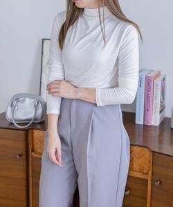 Базовый топ с высоким воротником, сшитый по фигуре <<Новинка>>