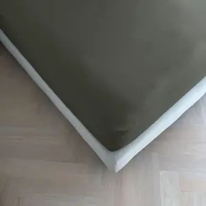 Простыня на резинке Kayori Emma антрацитовая 180х200 см, 100% хлопок-сатин, высота матраса до 35 см Three Lilies B.V.