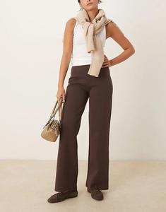 Брюки интерлок прямого кроя со средней посадкой и утягивающей деталью сзади коричневого цвета от ASOS DESIGN