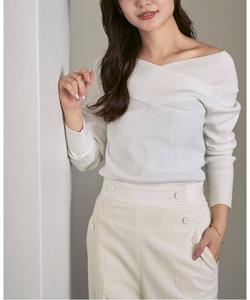 Вязаный свитер с перекрестной резинкой и открытыми плечами Noble, цвет White