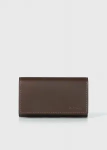 Чехол для ключей с отделкой в виде полосок цвета растительного коричневого оттенка