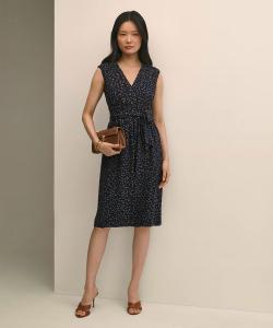 Платье из вискозного крепа с овальными точками, имитирующее запах.