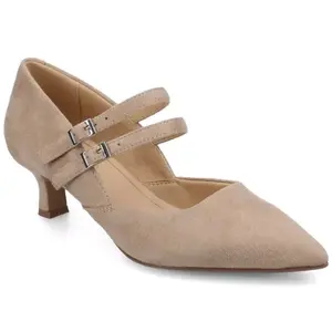 Туфли-лодочки Мэри Джейн средней и широкой ширины с острым носком и пряжкой. Journee, цвет beige suede