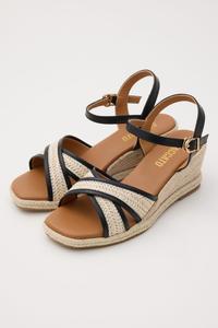 Легкие сандалии на танкетке Arancross