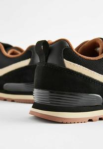 Кроссовки на шнуровке Next, черный