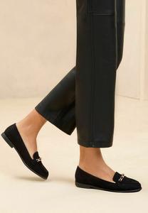 Слипоны WIDE FIT - FLAT SLIP ON CHAIN TRIM LOAFERS Lipsy, черный
