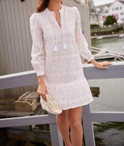 Платье с вышивкой и рюшами по подолу в цвете бледно-розовый/белый Diamond Sail to Sable