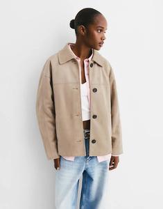 Куртка из искусственной замши Pull&Bear бежевого цвета