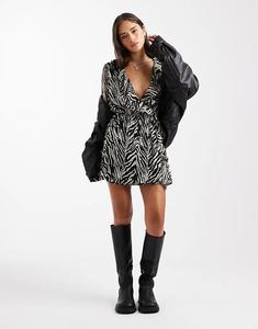Мини-платье Wednesday's Girl с запахом и принтом зебры