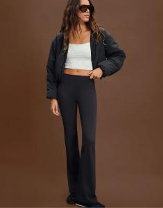 Пуховик Stradivarius с рукавами-буфами черного цвета