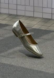 Балетки janeyy с ремешком на щиколотке Call It Spring, Champagne