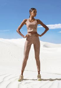 Топ CROP LASCANA Active, коричневый