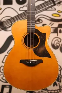 Yamaha - AC5R ARE Концертная акустико-электрическая гитара с вырезом, Винтажный натуральный цвет с жестким кейсом