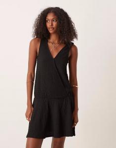 ASOS DESIGN фактурное мини-платье без рукавов с V-образным вырезом спереди и заниженной талией черного цвета