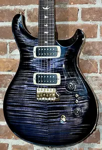 Потрясающая PRS Custom 24-08 2025 года с верхом из клена «Flame Maple 10-Top» в цвете Purple Mist. Поддержите небольшой независимый музыкальный магазин и купите ее здесь!