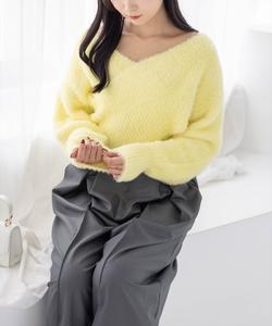 Вязаный топ с крестообразным узором и перьями