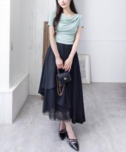 Топ с короткими рукавами и драпировкой, сшитый по фигуре.