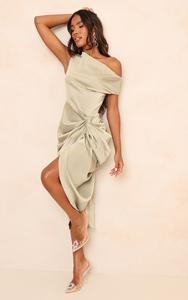 PrettyLittleThing Зеленое атласное платье миди с драпированной юбкой и открытыми плечами