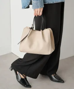 Сумка-тоут квадратной формы из искусственной кожи с плечевым ремнем.