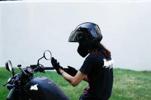 Шлем интеграл TCMT Gloss черный DOT с солнцезащитным визором, черный