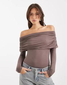 Асимметричное боди Miss Selfridge с вырезом «бардо» в цвете «гриб»