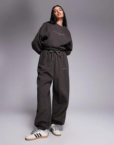 Джоггеры Adidas Originals с линейным логотипом цвета темного хаки