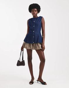 Джинсовый жилет ASOS DESIGN с круглым вырезом и складками в стиле пеплум, цвет: смытый