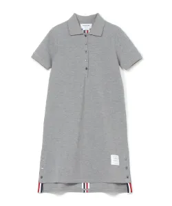 Платье-поло длиной до колена с красной полосой по центру спины из классического пике