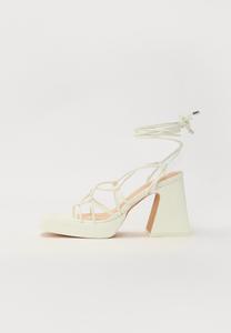 Босоножки на каблуке Even&Odd, белый