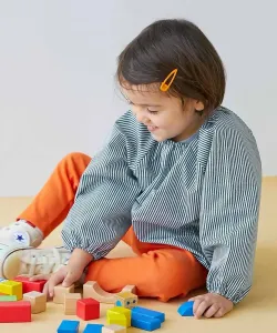 Обе стороны обращены вперед, ткань быстро сохнет, не мнется, это детский фартук для мальчиков и девочек, весна/лето 2016.