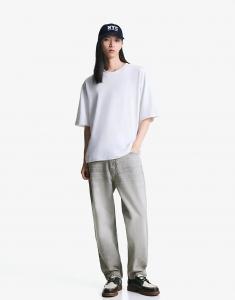 Джинсы Bershka Tapered свободного кроя светло-серого цвета