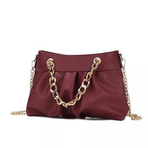 Коллекция MKF Минималистичная сумка через плечо Marvila с цепочкой и рюшами от Mia K MKF Collection, красный