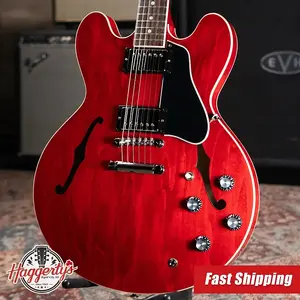 Электрогитара Gibson ES-335 с полузакрытым корпусом - Sixties Cherry с жестким футляром