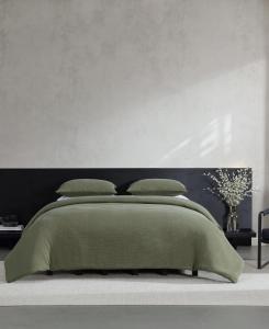 Комплект постельного белья Carved Lines Matelassé, 3 предмета, размер King Vera Wang, Olive green