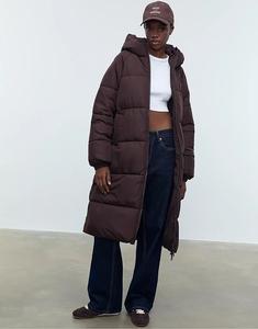 Длинное стеганое пальто Stradivarius коричневого цвета