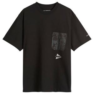 End. x And Wander Футболка с карманом и принтом в виде креста, черный