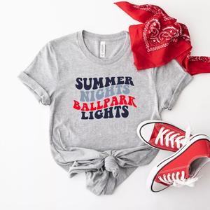 Футболка с короткими рукавами и рисунком Ballpark Lights Simply Sage Market