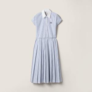 Плиссированное миди-платье в полоску из поплина MIU MIU, белый/светло-голубой