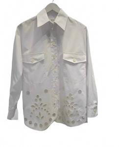 Женская блузка с перфорацией в белом цвете Mantu