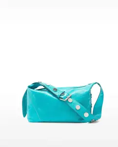 Сумка через плечо из натуральной кожи с заклепками с лаковым эффектом и застежкой-молнией Parfois, синий