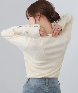 Трикотажный топ в рубчик с рукавами на пуговицах, высоким воротником.