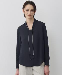 Блузка из атласа Amunzen с бантом, подобранным по цвету к спинке.