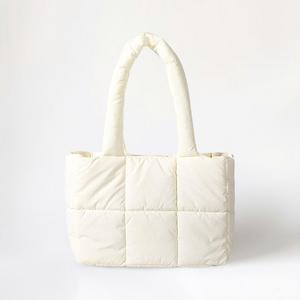 Стеганая сумка через плечо с принтом FASHNZFAB, светло-белый