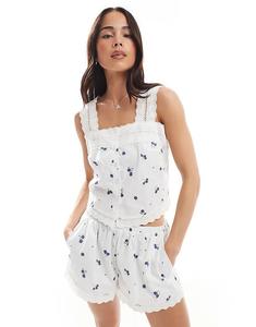 Пижамный топ Daisy Street на бретельках с кружевной отделкой с сиренево-ягодным принтом