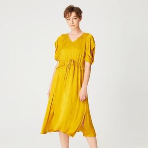 Платье миди с V-образным вырезом и поясом на кулиске Smart And Joy, желтый