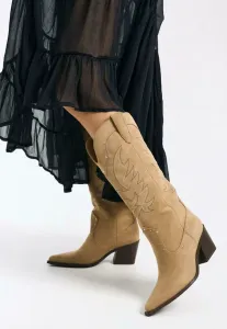 Ковбойские/Байкерские сапоги на каблуках с заклепками Bershka, Camel