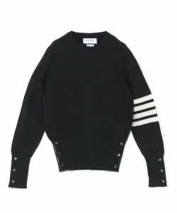 Классический пуловер с круглым вырезом и белой полосой из кашемира.