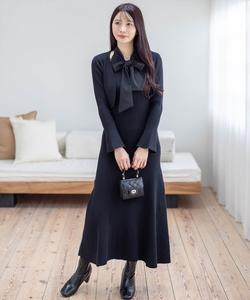 Комплект из вязаного платья и вязаного болеро с бантом и лентой